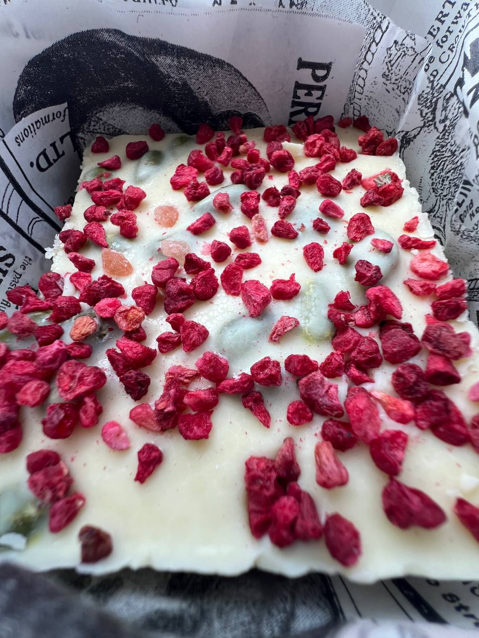 Raspberry Pistachio — Valge Belgia šokolaad · pistaatsia · vaarikas · meresool